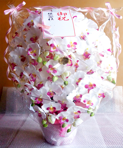 光触媒 造花 胡蝶蘭アレンジ特大サイズ陶器仕様C(9本立ち・ホワイトビューティー)のラッピング