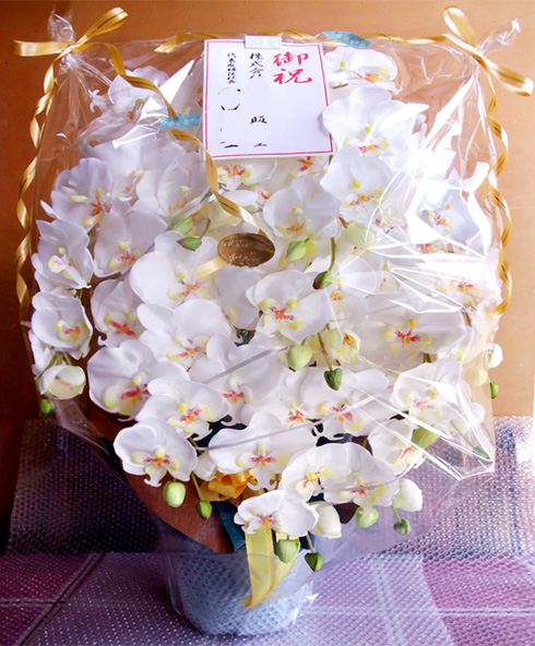 光触媒 造花 胡蝶蘭アレンジ特大サイズ陶器仕様C(9本立ち・ホワイトイエロー)のラッピング