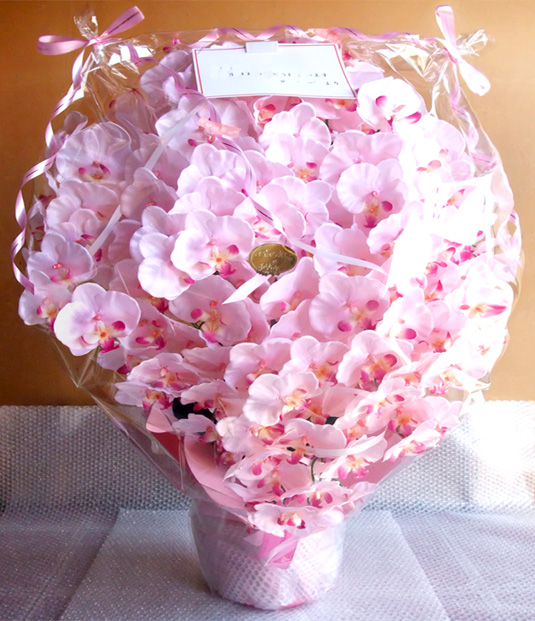 光触媒 造花 胡蝶蘭アレンジ超特大サイズ陶器仕様D(15本立ち・ピンクラベンダー)のラッピング